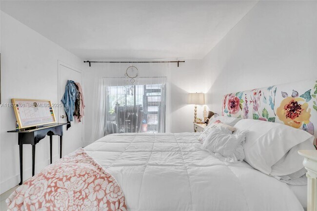 Building Photo - 20170 NE 3rd Ct