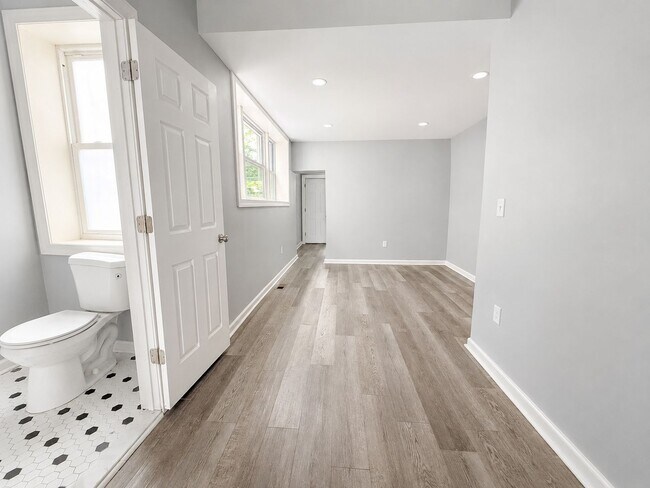 Building Photo - 924 Maple Terrace