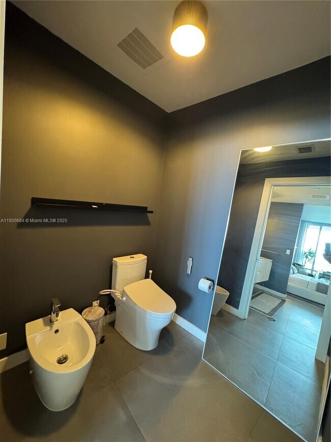 Building Photo - 2020 N Bayshore Dr