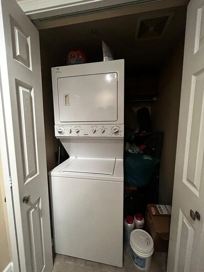 Washer/Dryer in unit - 1125 E Olive St