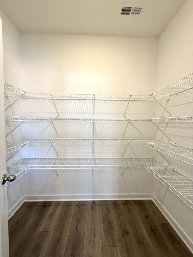 Building Photo - 2372 Meadowwood Dr