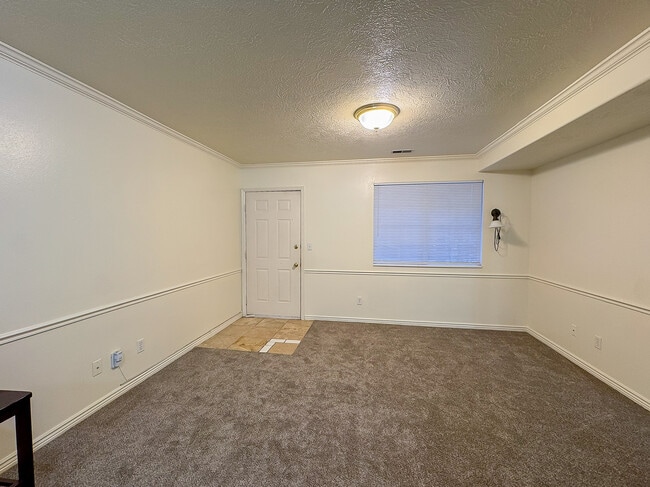 Building Photo - 1611 N Grandview Ln