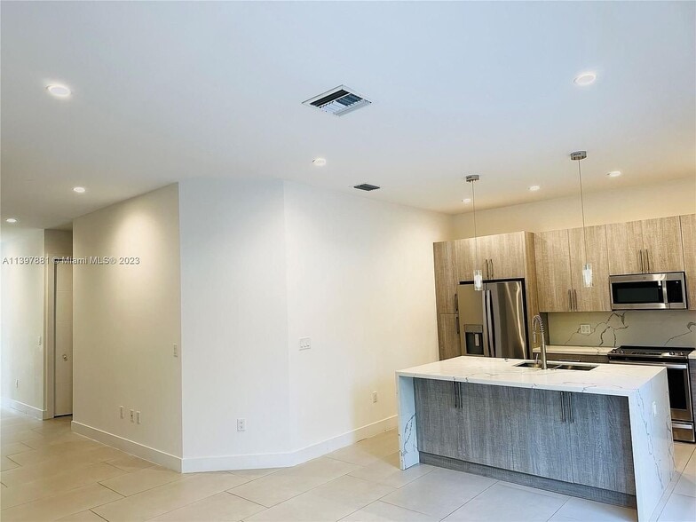 Building Photo - 3586 Franklin Ave