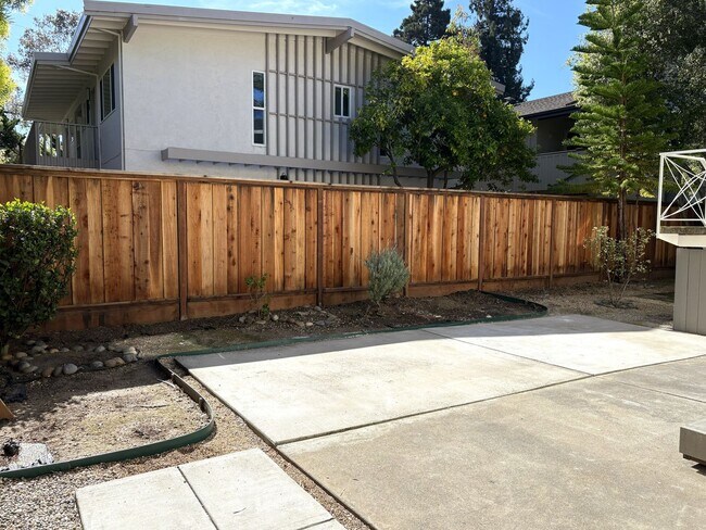 Building Photo - Newly Renovated 2BD/1BA in Palo Alto | Prime Location!