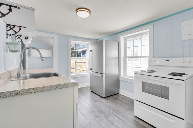 Building Photo - 2107 Bay St