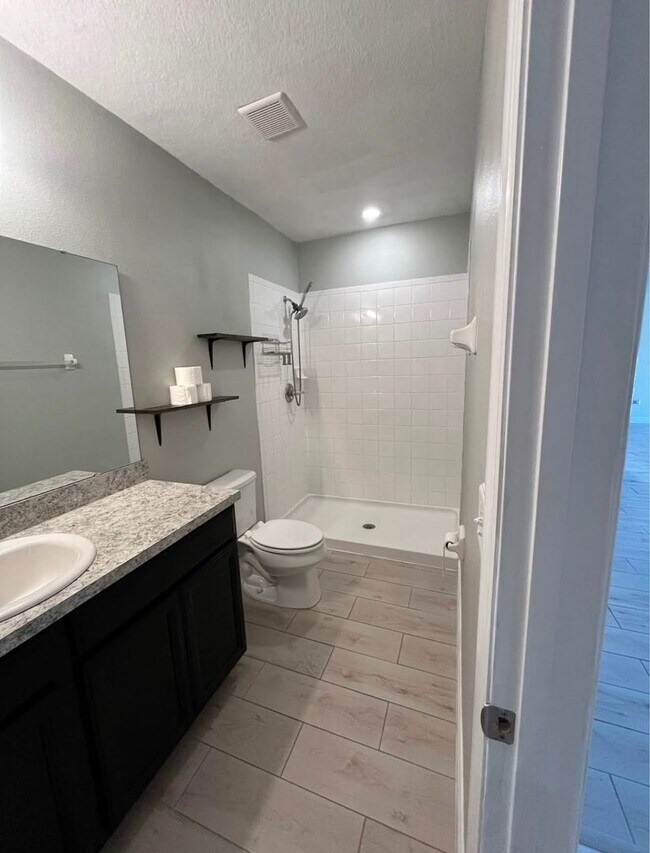 Building Photo - Beautiful 4-Bedroom Home in Sought-After H...
