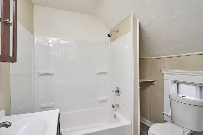 Building Photo - New 3 Bed 2 bath home