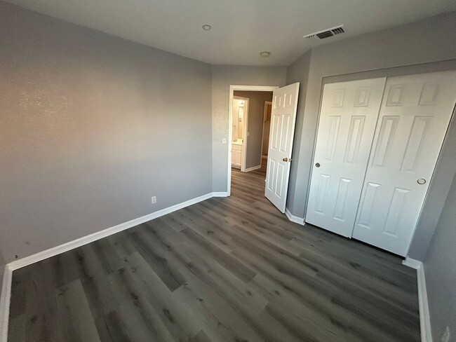 Building Photo - Newly Renovated 4 Bed 3 Bath Brentwood Home