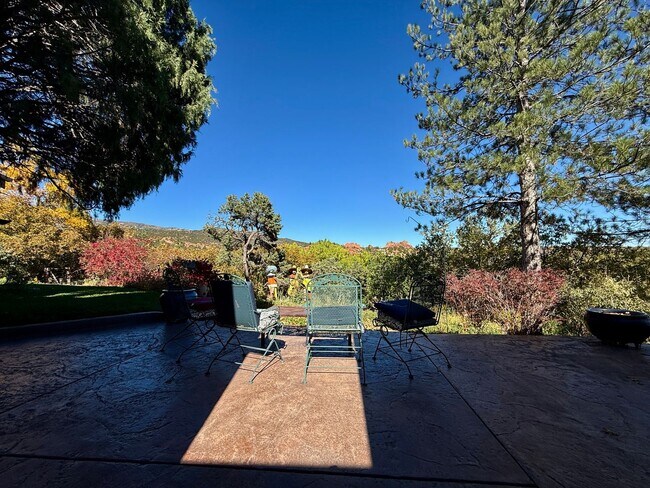 Building Photo - Historic Manitou Springs Home for Rent – M...