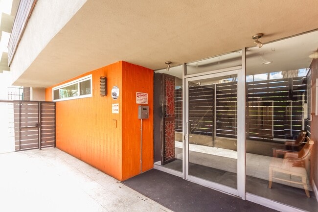 Building Photo - 932 South Westmoreland Avenue, Unit 308