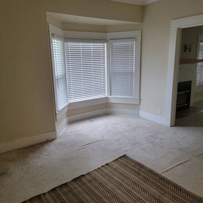 Building Photo - Charming 2-Bedroom House Near Downtown Oak Harbor
