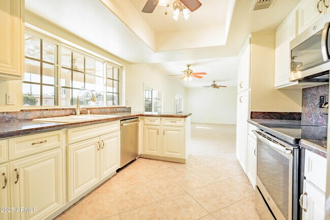 Building Photo - 2547 W Naranja Ave