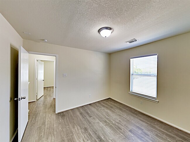 Building Photo - 12402 Grossmount Dr