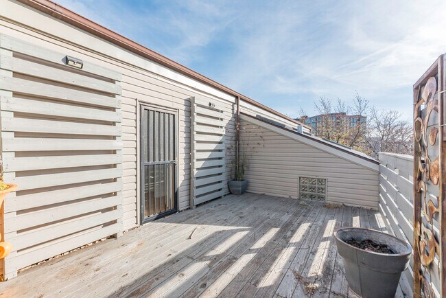 Building Photo - 932 W Wrightwood Ave