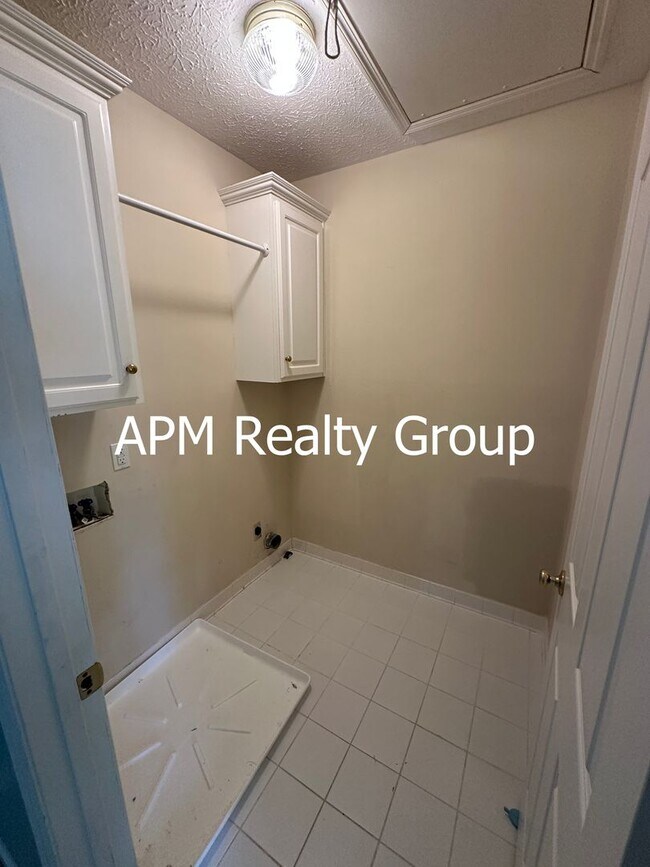Building Photo - 4 Bedroom Chapin Schools