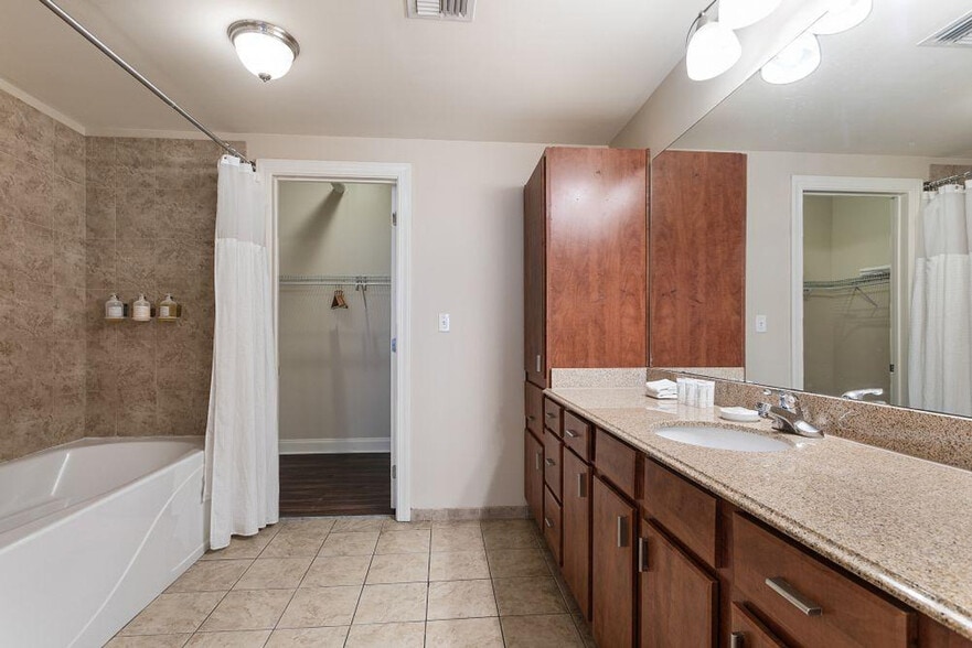 Building Photo - 925 Common St