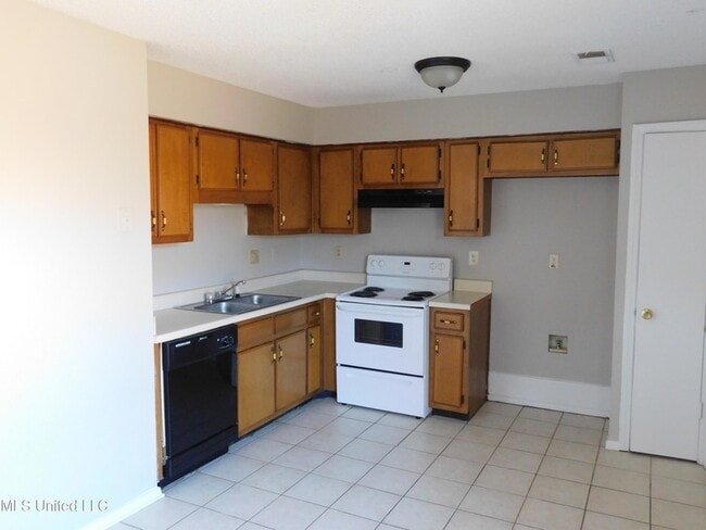 Building Photo - 5820 Briarwood Dr