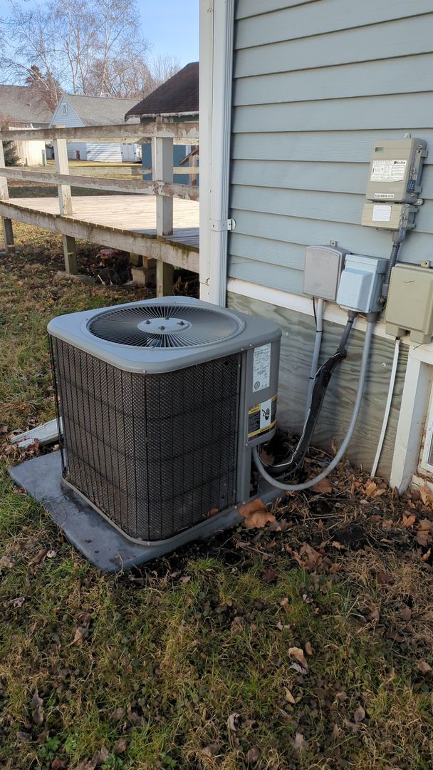 Building Photo - Cute 1 bed 1 bath house with large deck available now