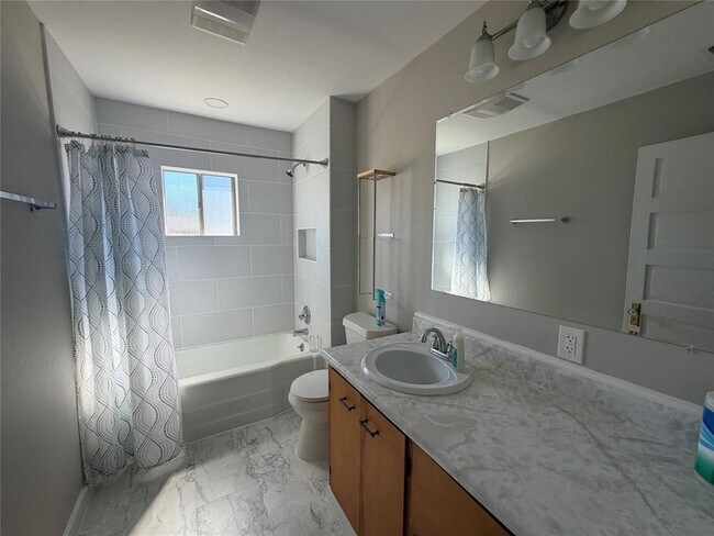 Building Photo - 521 S Oak Ave