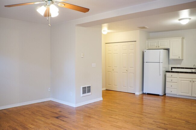 Building Photo - Ideal John's Landing 1-Bed w/ Open Layout, Washer/Dryer & a Private Patio!