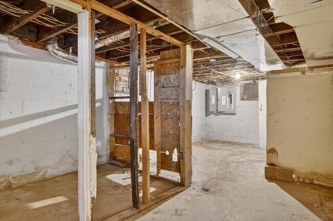 Building Photo - 3825 Waverly St