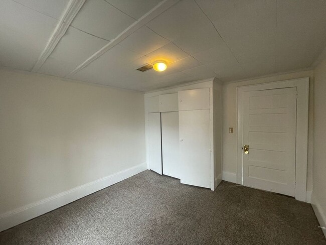 Building Photo - 4 bedroom 2 bathroom house available!   Freshly Painted-New Flooring