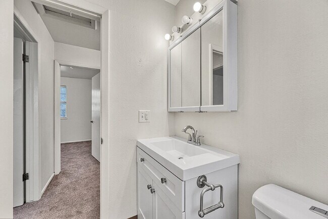 Building Photo - $2,495 - 3 Bed, 2 Bath Home in Aurora with...