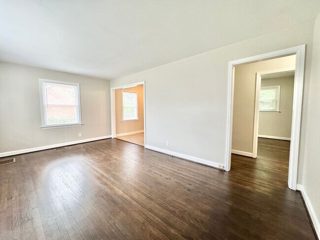 Building Photo - 3 Bedroom home near Guilford College