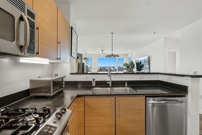 Building Photo - 200 2nd St