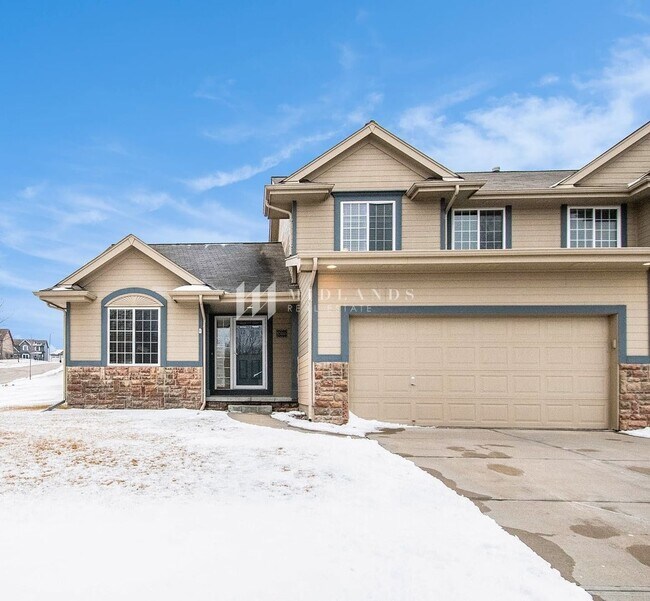 Primary Photo - Luxury Duplex in Shadow View