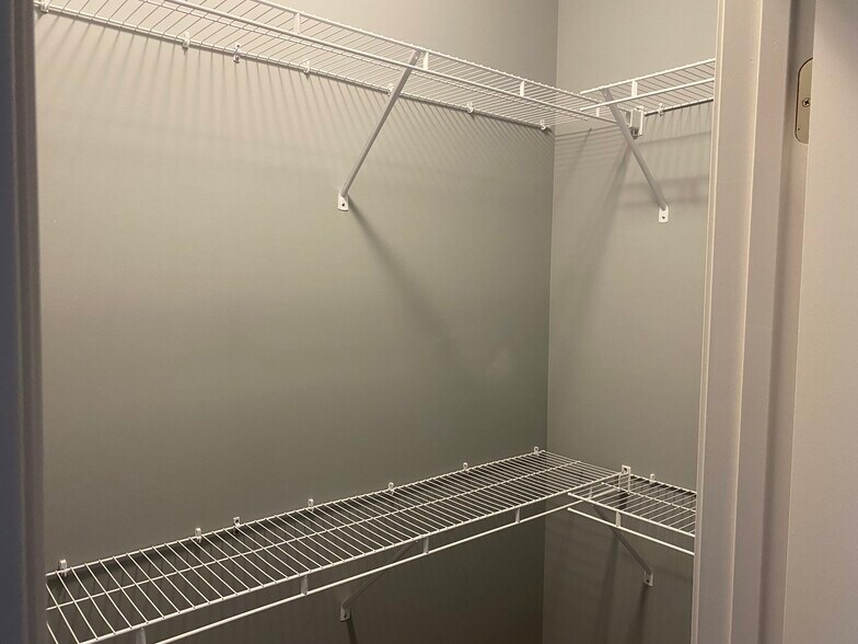 Building Photo - 6557 Valley Brook Trce