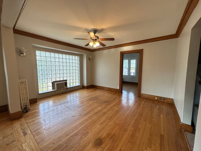 Building Photo - Gigantic 5 bedroom home on the NW side of ...