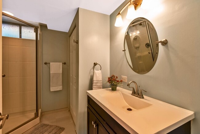 Building Photo - Spacious 3 Bed, 2.75 Bath Seward Park Home!