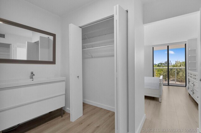 Building Photo - 3701 N Country Club Dr