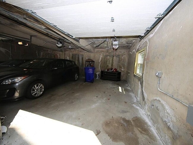 Building Photo - 10 Irma St