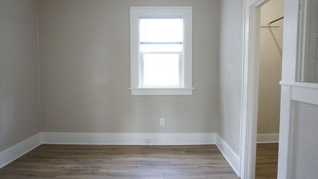Building Photo - Charming Fully Remodeled Home with 4 Garage Stalls & Park Access in Central Minot