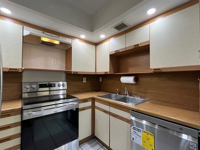 Building Photo - 9030 SW 125th Ave