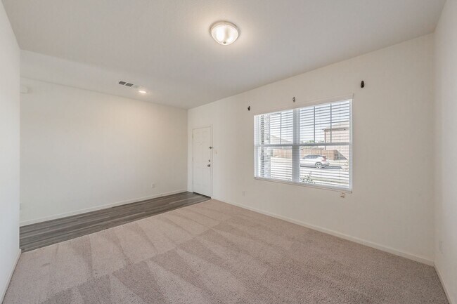 Building Photo - Like new 4 bedroom 2.5 bath in Villages of...