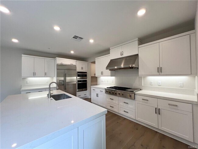 Building Photo - 108 Chorus