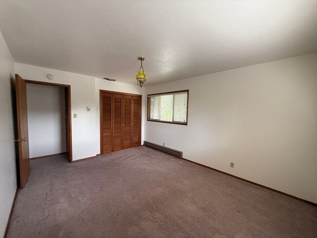 Building Photo - Spacious 3 bed 2 bath home available now!