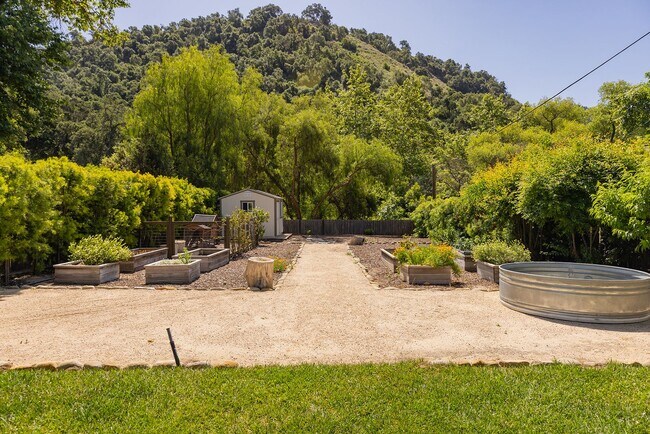 Building Photo - Private Creek Rd Paradise