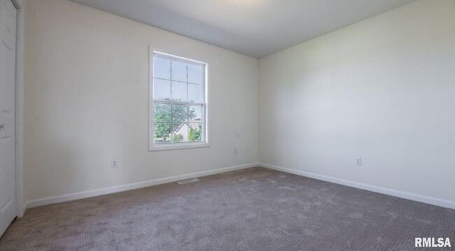 Building Photo - 1611 W Geneva Rd