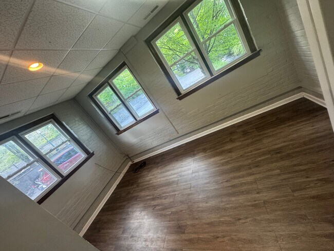 Building Photo - 108 Brook St