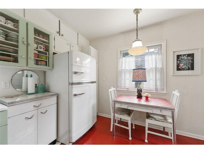 Building Photo - 809 1st St W