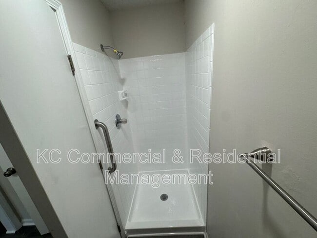 Building Photo - 5716 N London Ave