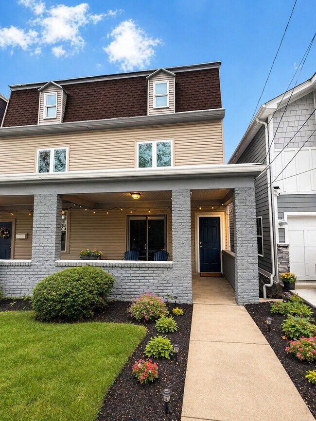 Building Photo - *** Amazing Apartment in Mt. Washington * Pet Friendly * Duplex style * Available Now * Spacious ...