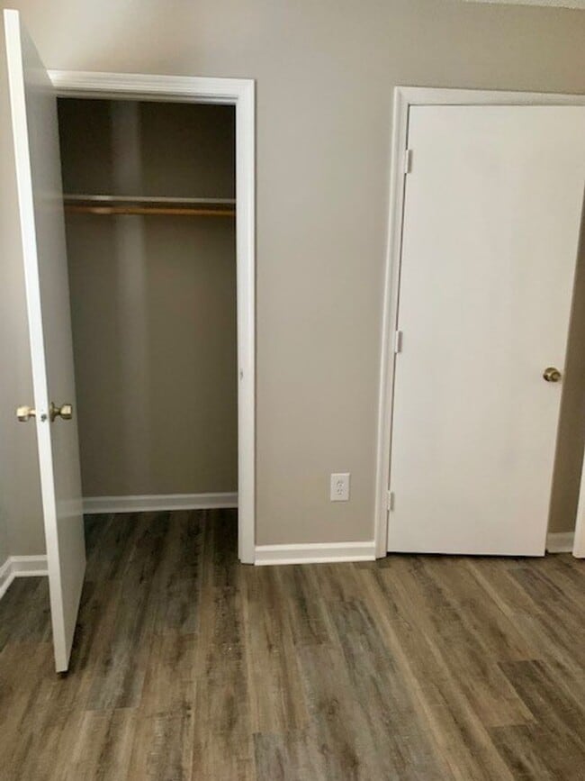 Building Photo - Adorable 2 bedroom 1 bath Condominium in C...