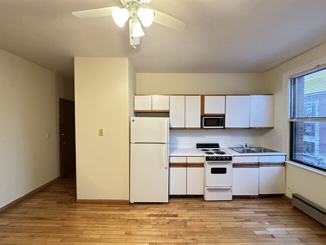 Building Photo - 640 W Barry Ave