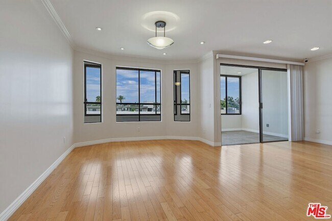 Building Photo - 4443 Ventura Canyon Ave