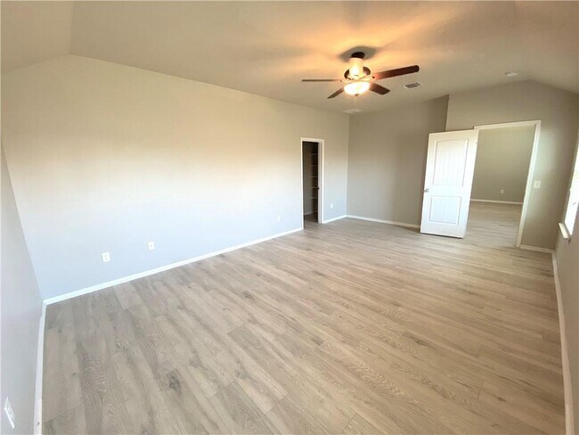 Building Photo - 215 Camellia Dr